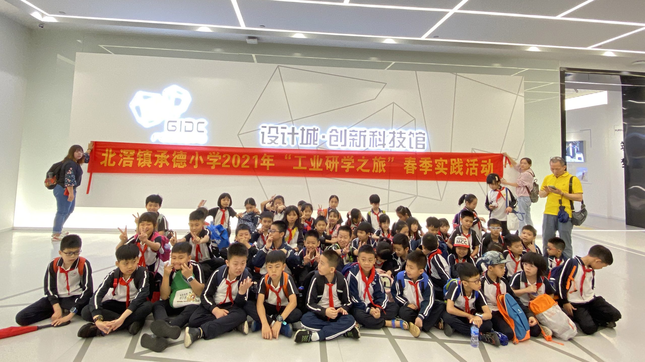00名小學(xué)生“沸騰”了，在我城來(lái)一場(chǎng)創(chuàng)意紛呈的工業(yè)研學(xué)之旅"